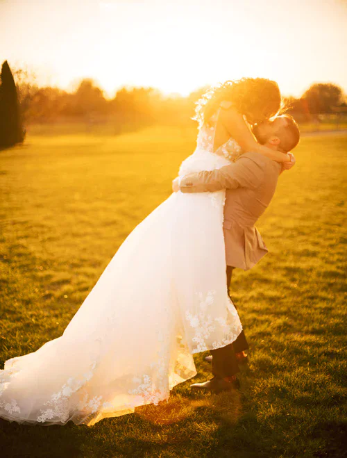 picture of bride and groom at dusk kissing RG|NY